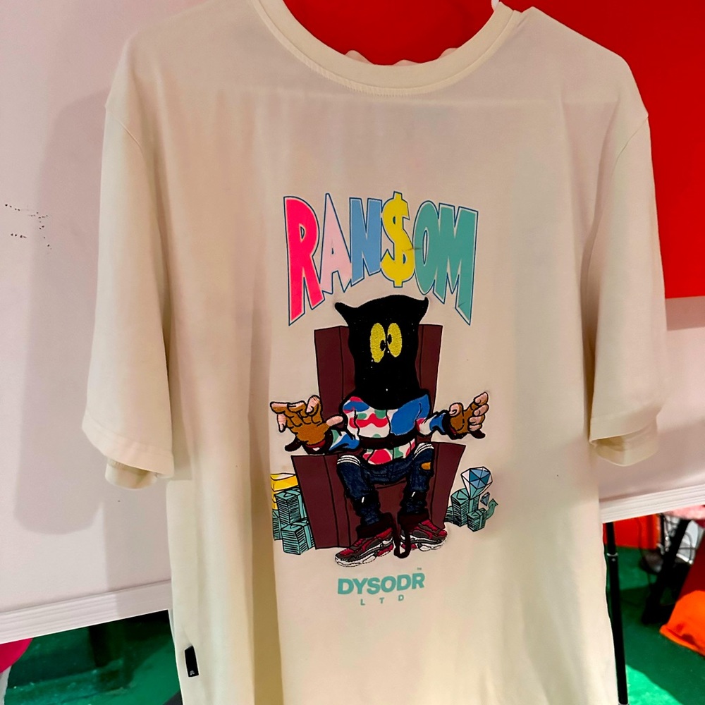 Nice men's T-shirt. Very comfy and with no stains.